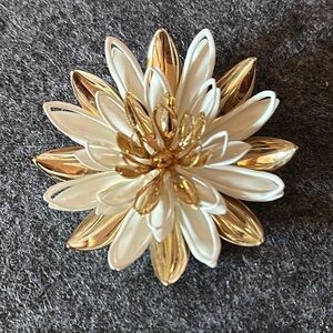 Vintage Sarah Coventry White and Gold Floral Brooch